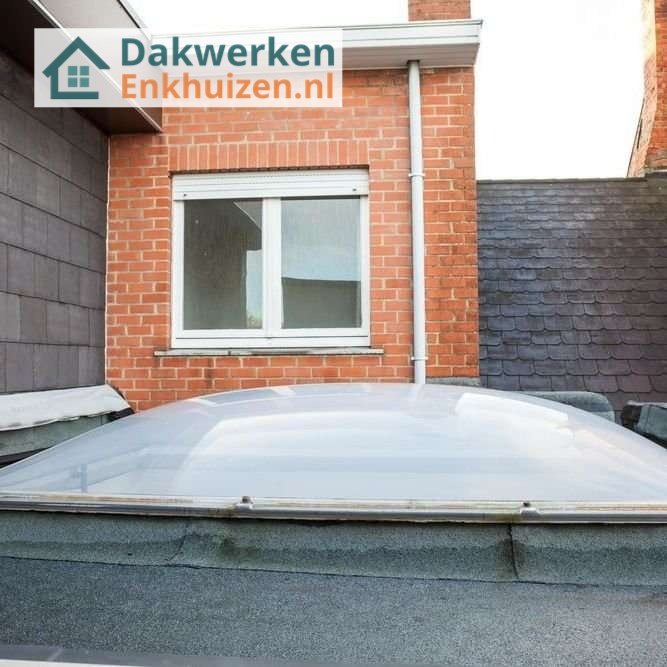 Inspectie van een plat dak met lichtkoepel Inspectie van een plat dak in enkhuizen met lichtkoepel
